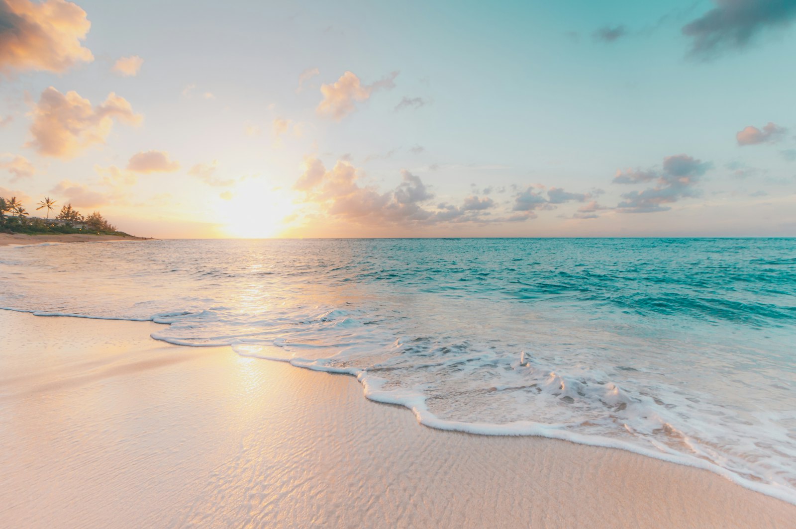 Playa paradisíaca al atardecer con agua turquesa